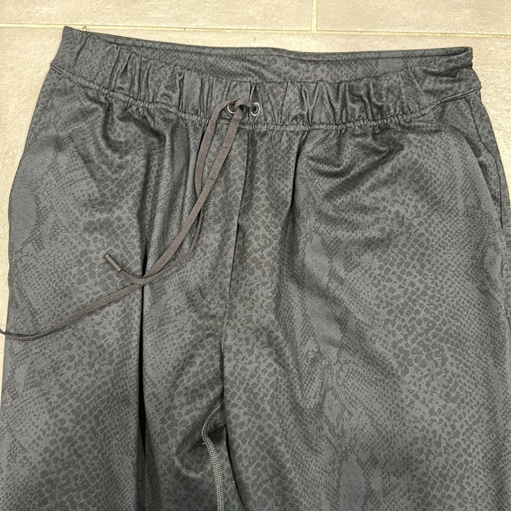 Lululemon pant, size 6 - Picture 4 of 13